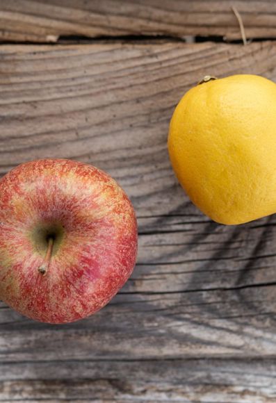 Ein Natyra Apfel und eine Zitrone