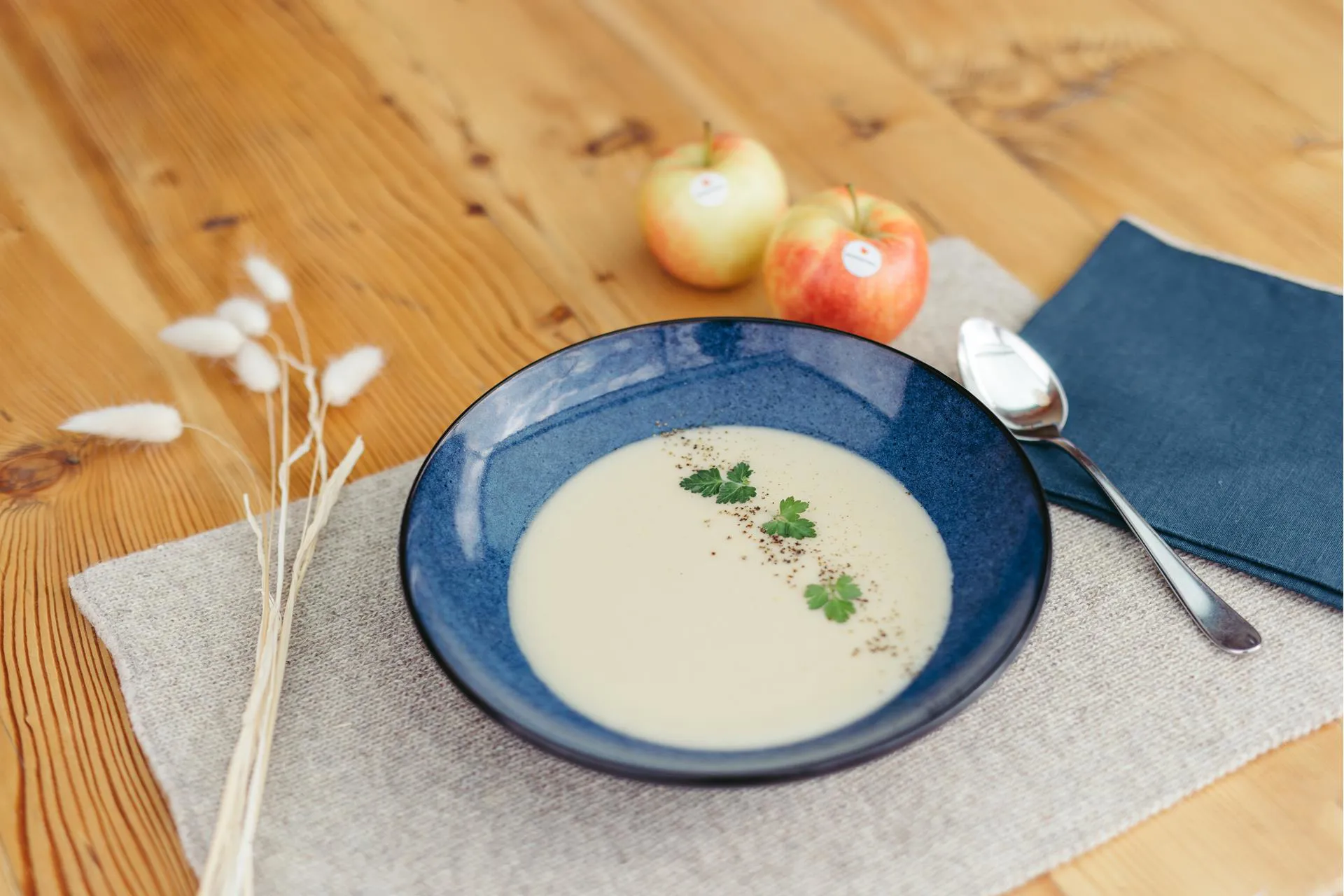 Bio-Bäuerin Sissy serviert: Apfel-Sellerie Suppe.