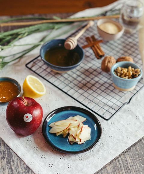 The ingredients for the apple roses with puff pastry and Red Delicious apples