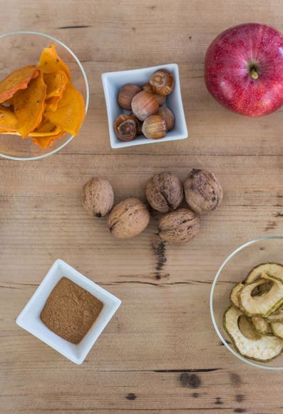 Gli ingredienti per il muesli alle mele e nocciole