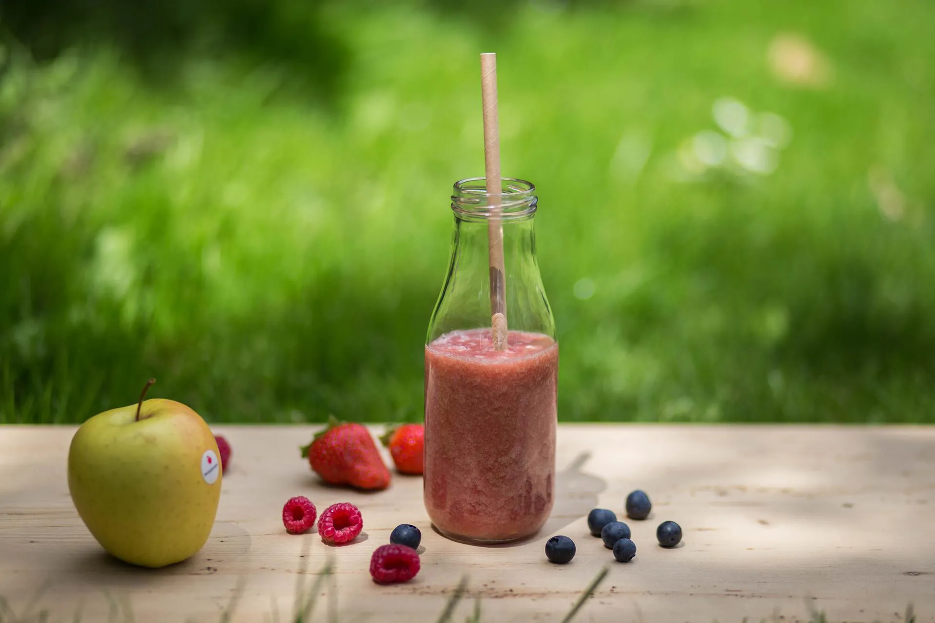 L’agricoltrice biologica Anna propone: Succo di mele e frutti di bosco.
