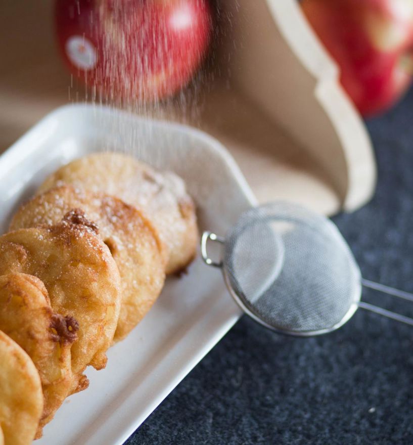 At the end, sprinkle the apple fritters with icing sugar
