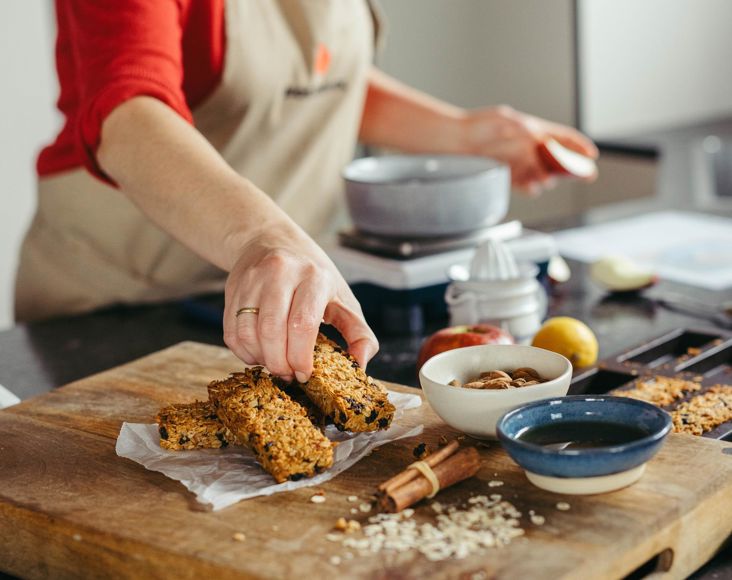 Bio-Bäuerin Sissy bereitet die Müsliriegel zu
