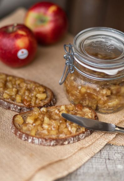 Die Apfelstrudel-Konfitüre auf Brot