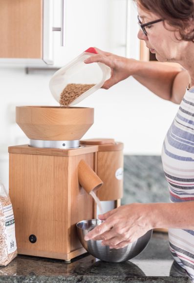 Bio-Bäuerin Sieglinde beim Backen