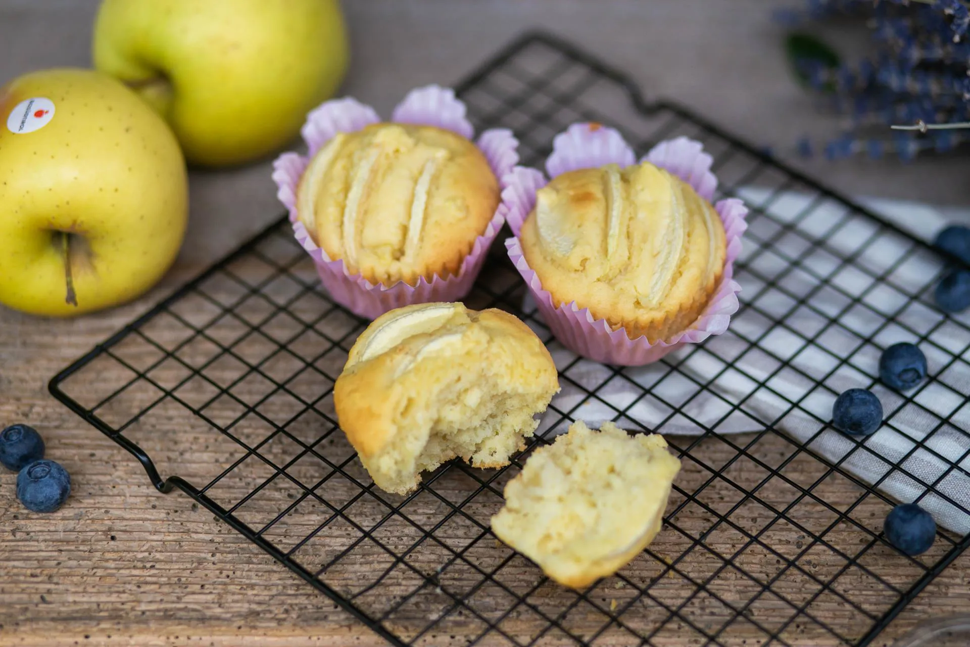 Bio-Bäuerin Alexandra serviert: Apfelmuffins.