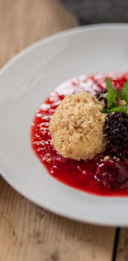 Canederli alle mele con mele Bonita su una salsa di frutti di bosco