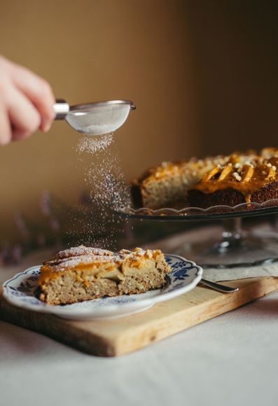 Cospargere la torta raffreddata di zucchero a velo