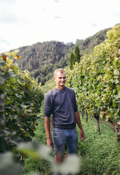 Tobias in der Apfelwiese