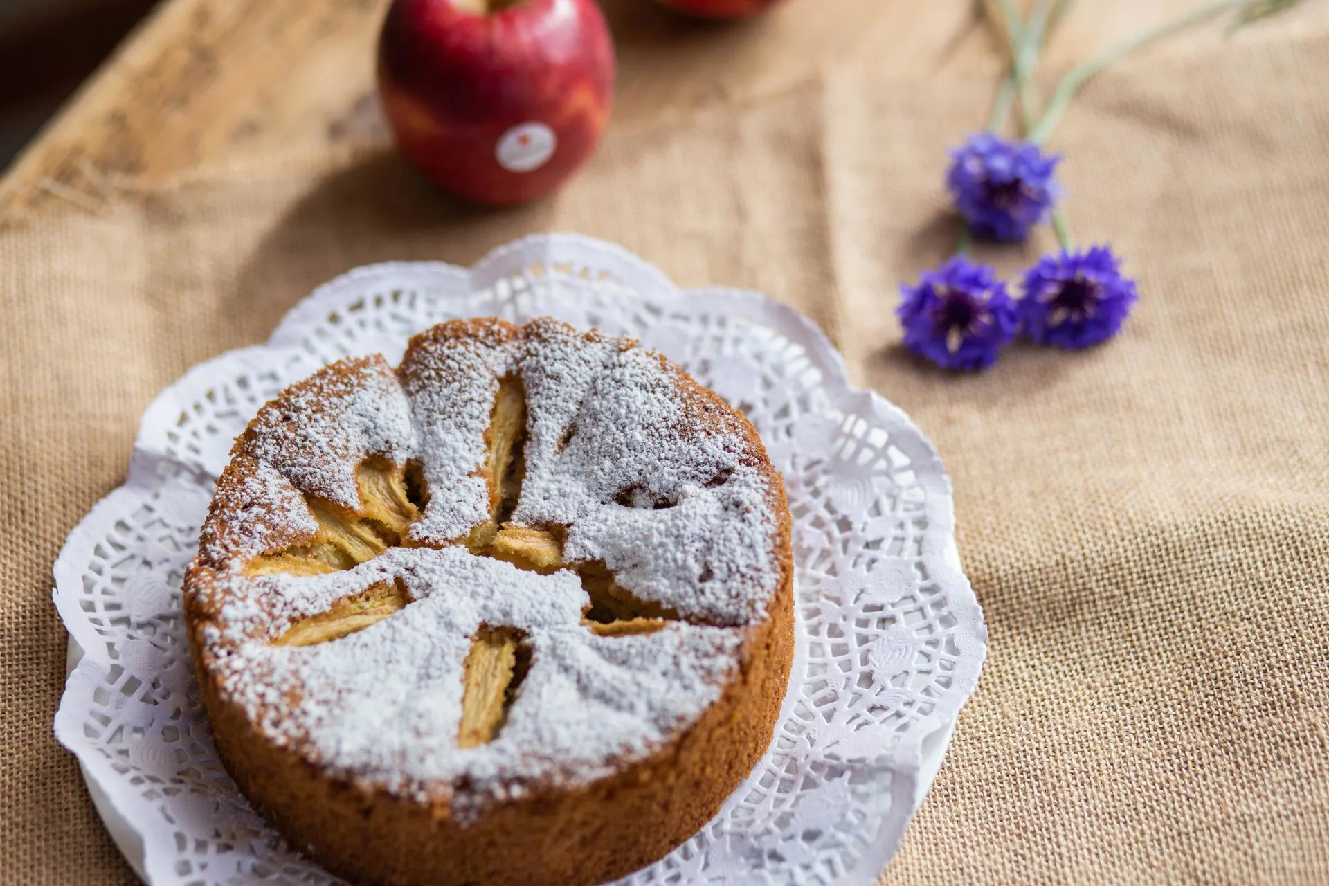 Bio-Bäuerin Evi serviert: Oma Mitzis Becherkuchen.