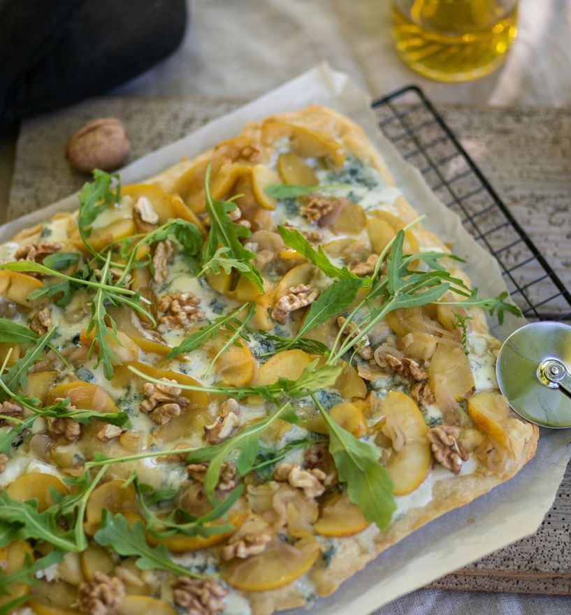 Pizza mit Gold Rush Äpfeln und Gorgonzola