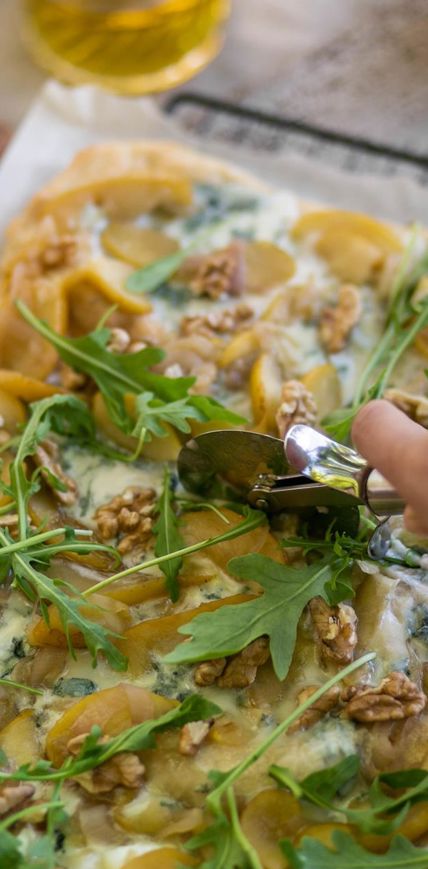 Die Pizza mit Äpfeln und Gorgonzola ist fertig