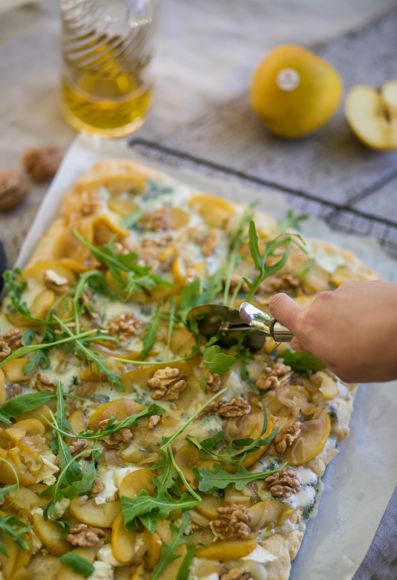 Die Pizza mit Äpfeln und Gorgonzola ist fertig