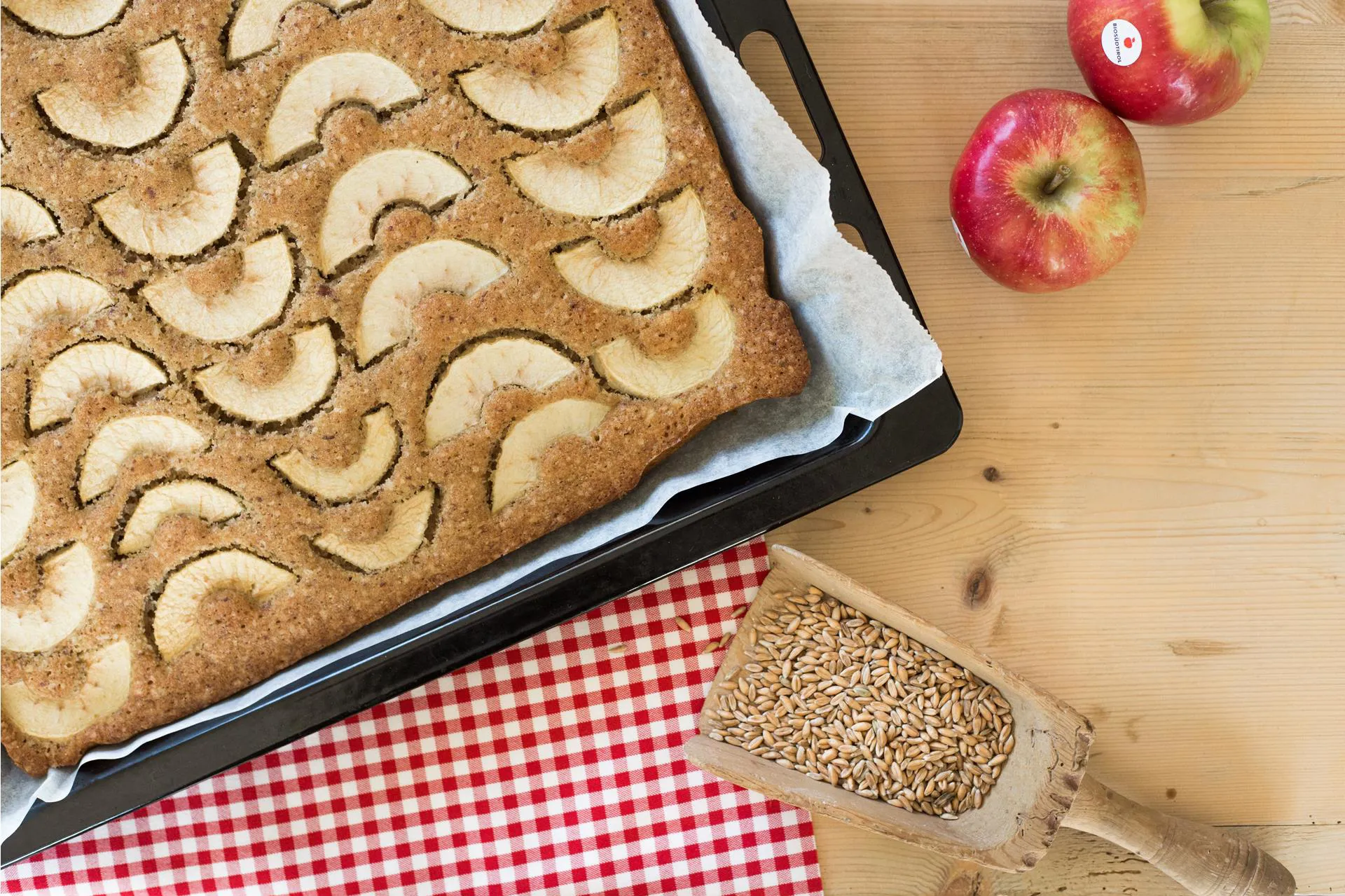 Agricoltrice bio Rosi porta in tavola: Torta di mele e farro.