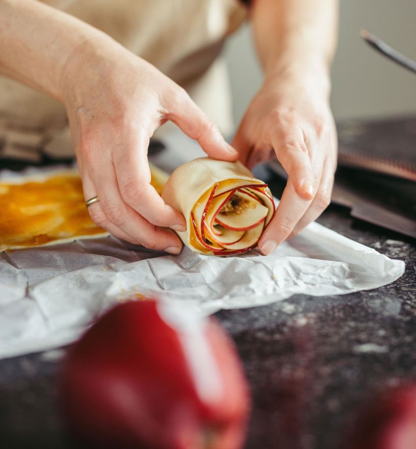 Organic farmer Sissy is forming an apple rose