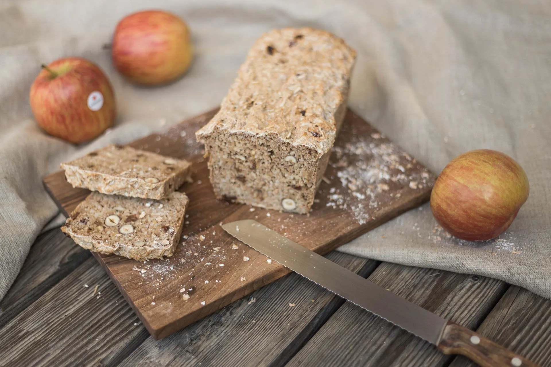 Agricoltrice bio Sieglinde propone: Pane alle mele e nocciole.