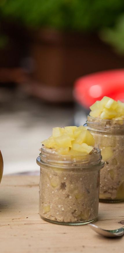Sweet millet and apple porridge with Golden Delicious apples