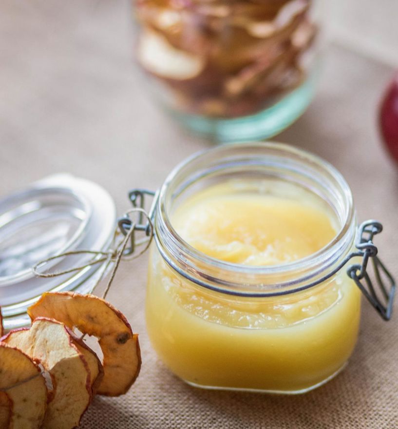 Apfelmus und getrocknete Apfelchips
