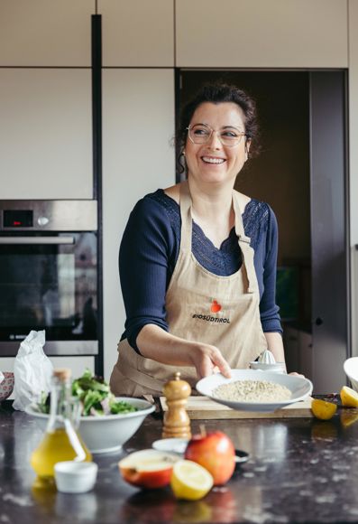 Bio-Bäuerin Sissy beim Backen