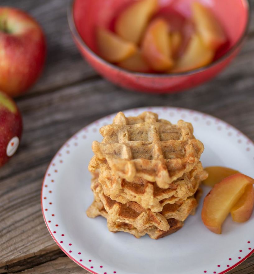 Besonders lecker schmecken die Waffeln noch warm und mit gedünsteten Apfelscheiben serviert.
