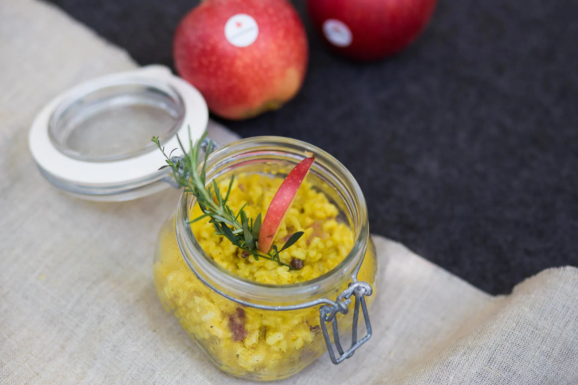 Agricoltrice bio Sarah introduce: Risotto alla mela con curry.