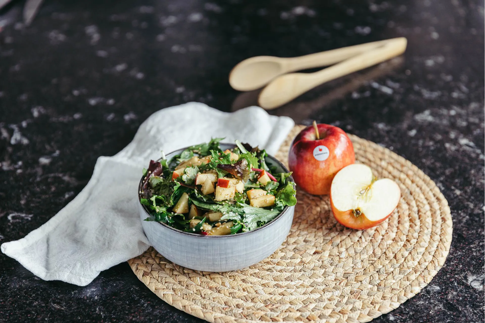 L’agricoltrice bio Sissy propone: insalata di mele.