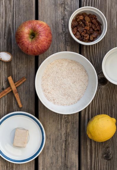 Die Zutaten für das Apfel-Nuss-Brot