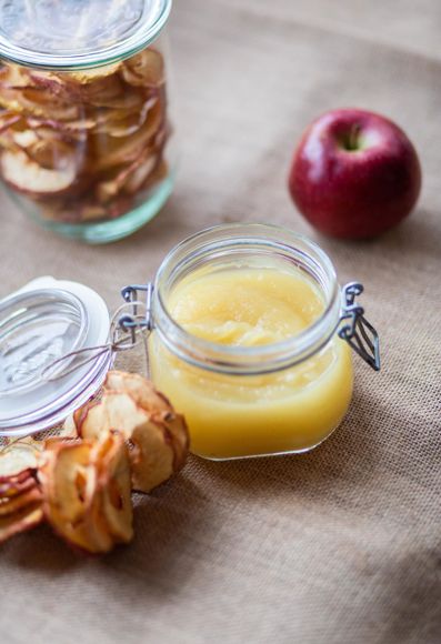 Apfelmus und getrocknete Apfelchips