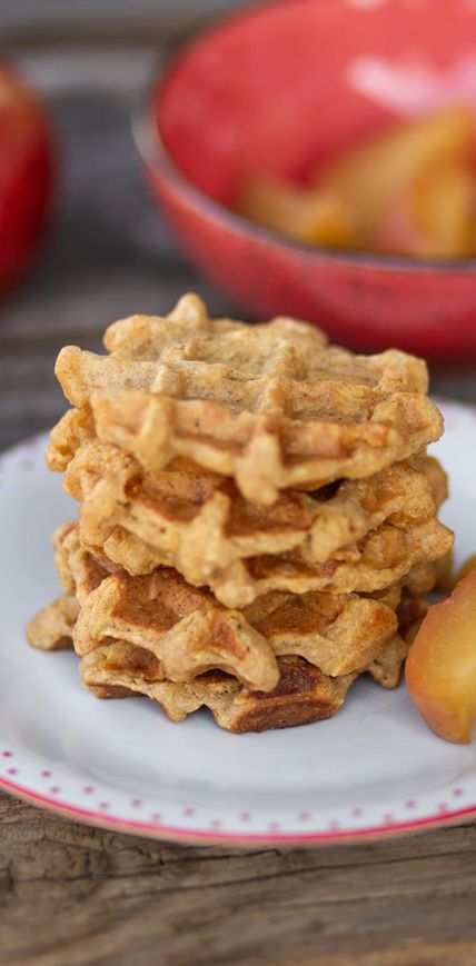 Besonders lecker schmecken die Waffeln noch warm und mit gedünsteten Apfelscheiben serviert.