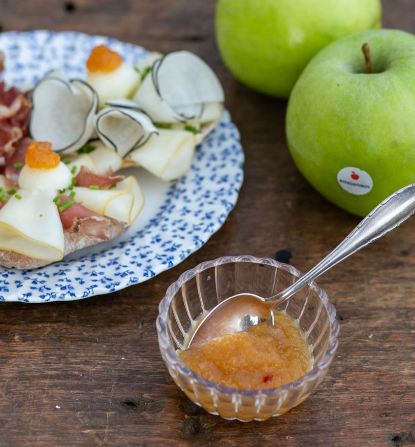 Besonders lecker schmeckt die Apfel-Chutney zu Käse oder wie sie Carmen ihren Gästen serviert: auf selbstgemachten Dinkelbrötchen, mit Käse, Speck und Rettich.