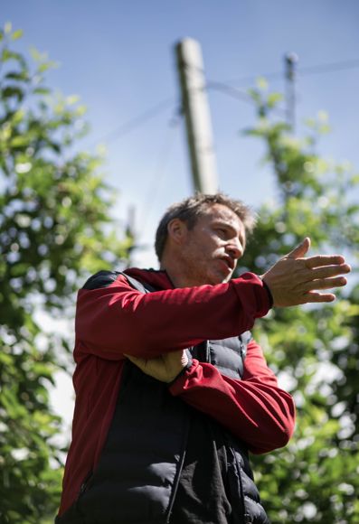 Oswald Rossi erklärt etwas