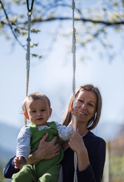 Bio-Bäuerin Martina mit ihrem Kind