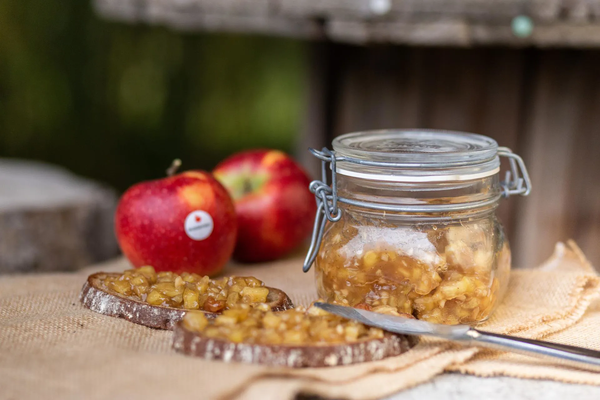 Agricoltore bio Helmuth serve: Confettura di strudel di mele.