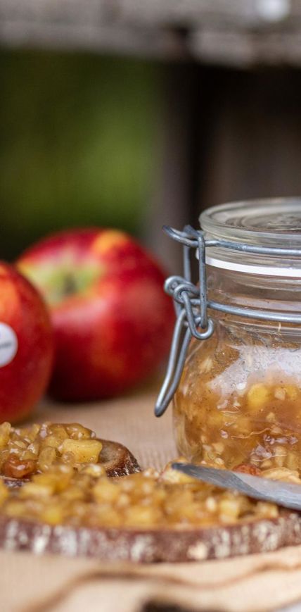 Die Apfelstrudel-Konfitüre auf Brot