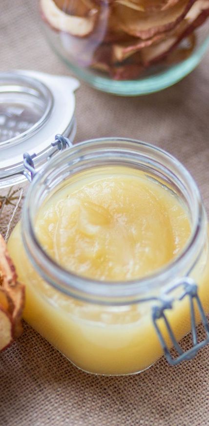 Apfelmus und getrocknete Apfelchips