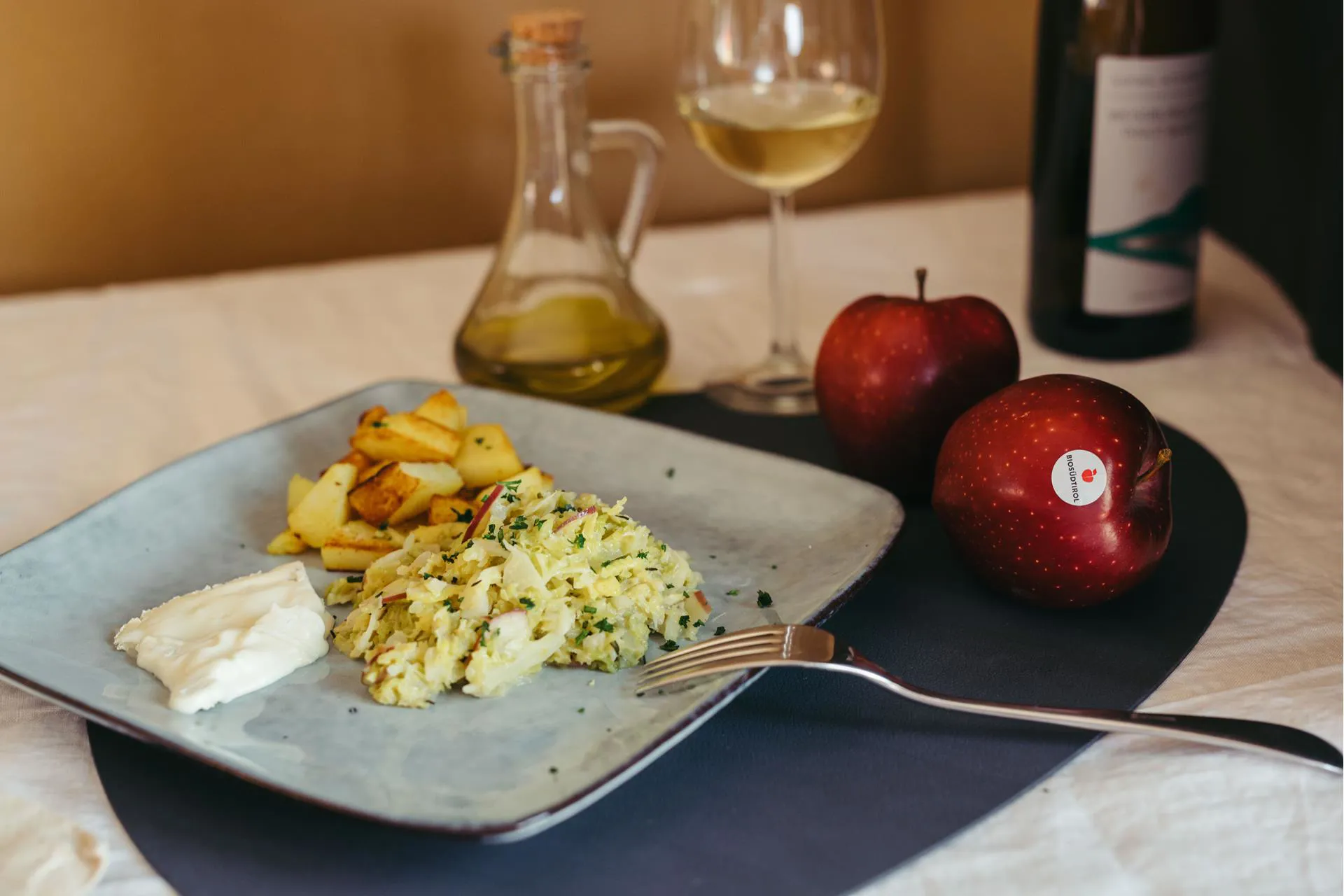 Organic farmer Sissy serves: Savoy cabbage with apple.
