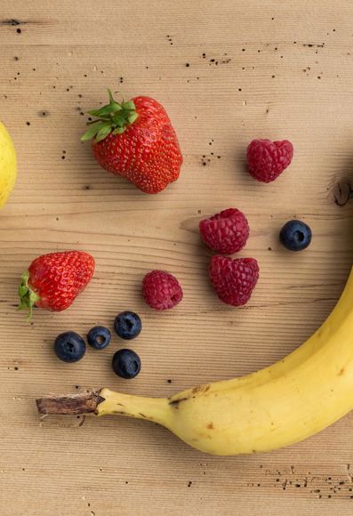 Die Zutaten für den Apfel-Beerenmix