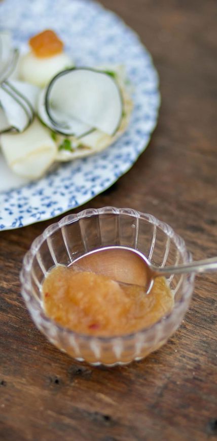 Besonders lecker schmeckt die Apfel-Chutney zu Käse oder wie sie Carmen ihren Gästen serviert: auf selbstgemachten Dinkelbrötchen, mit Käse, Speck und Rettich.