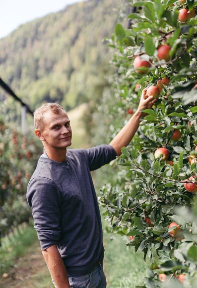 Tobias mit seinen Apfelbäumen