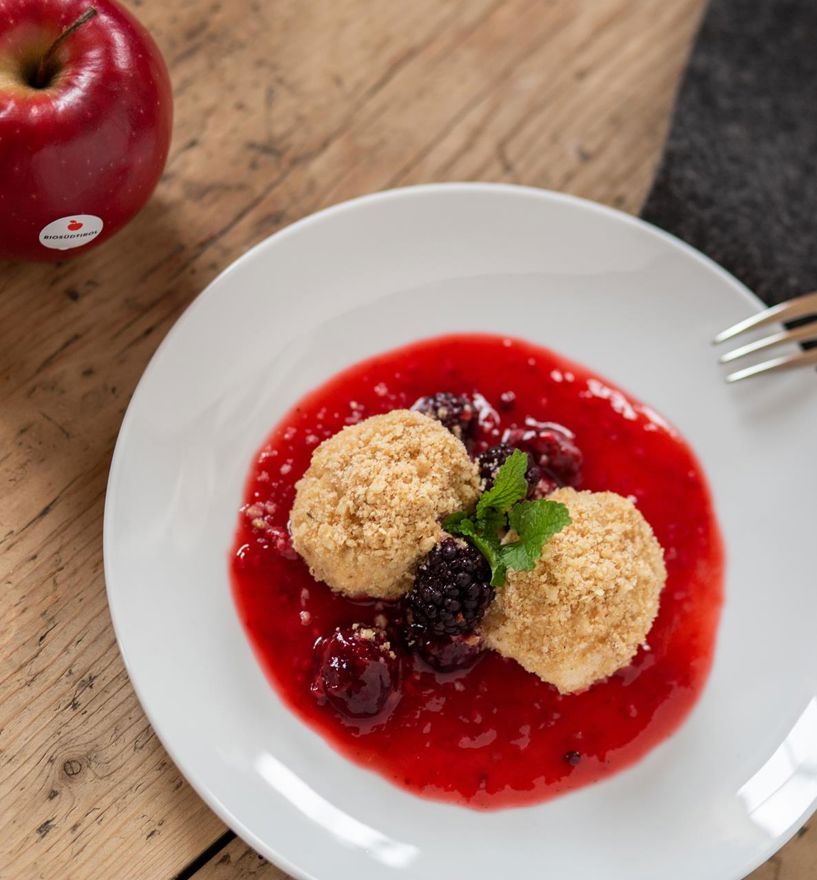 Canederli alle mele con mele Bonita su una salsa di frutti di bosco