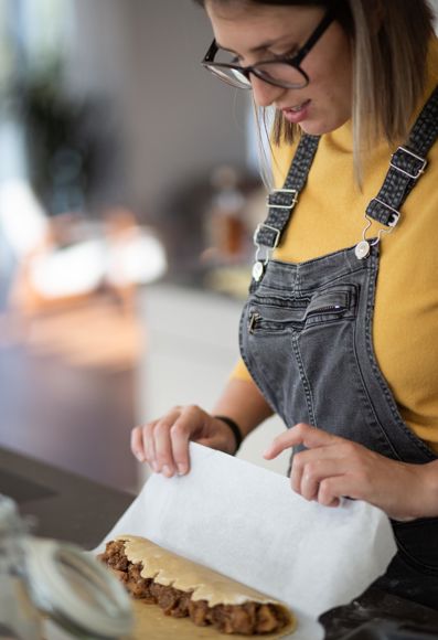 Bio-Bäuerin Sissy beim Backen