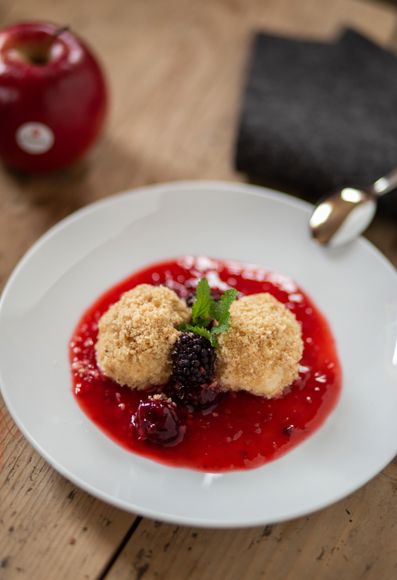 Canederli alle mele con mele Bonita su una salsa di frutti di bosco