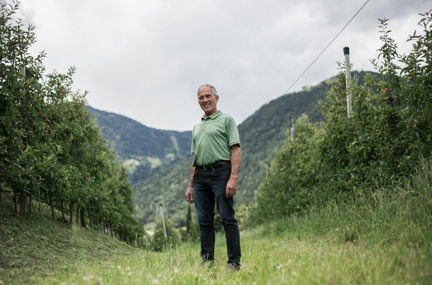 Bio-Bauer Toni Santer in seiner Apfel-Anlage